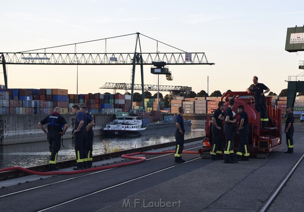 Havarie Wassereinbruch Motorraum beim Schiff Koeln Niehl Niehler Hafen P144.JPG - Miklos Laubert